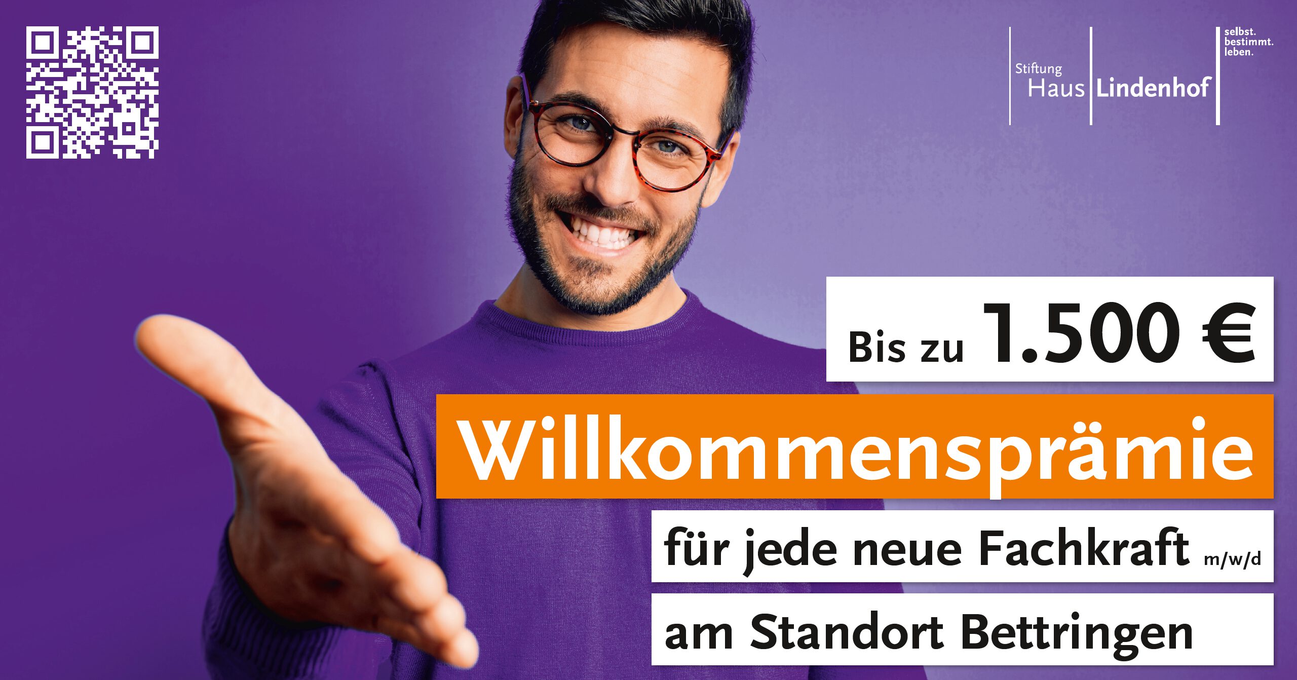 Eine lächelnde Person mit Brille streckt zur Begrüßung die Hand aus. Der Text lautet: „Willkommensprämie für jede neue Fachkraft m/w/d am Standort Bettringen. Bis zu 1.500 €.“ Der Hintergrund ist lila mit einem QR-Code in der Ecke.