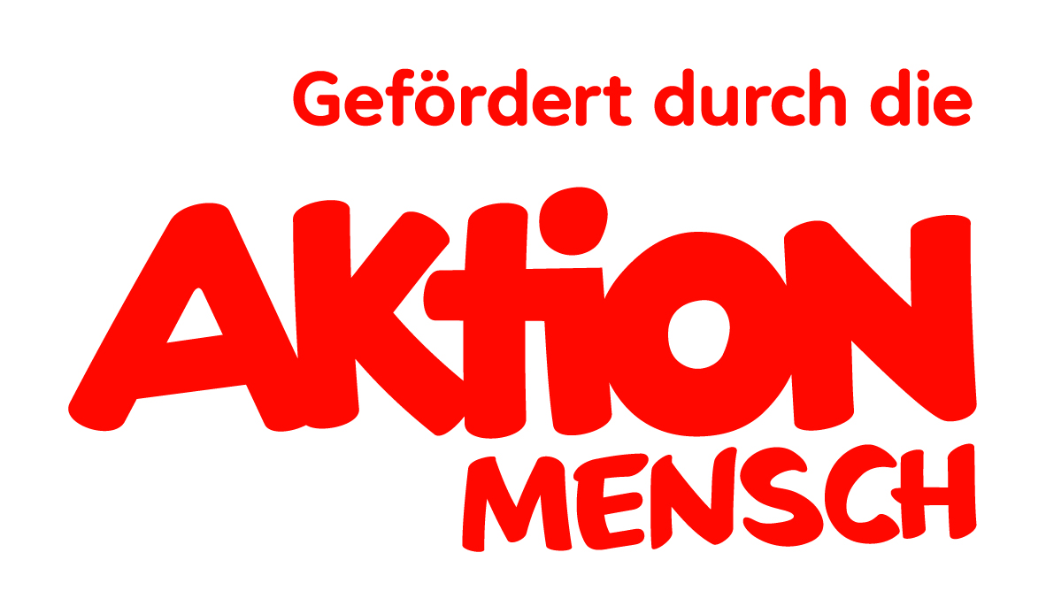 Auf dem Bild ist der Schriftzug „Gefördert durch die AKTION MENSCH“ in kräftigen roten Buchstaben auf weißem Hintergrund zu sehen und symbolisiert so das Bekenntnis zum sozialen Engagement.